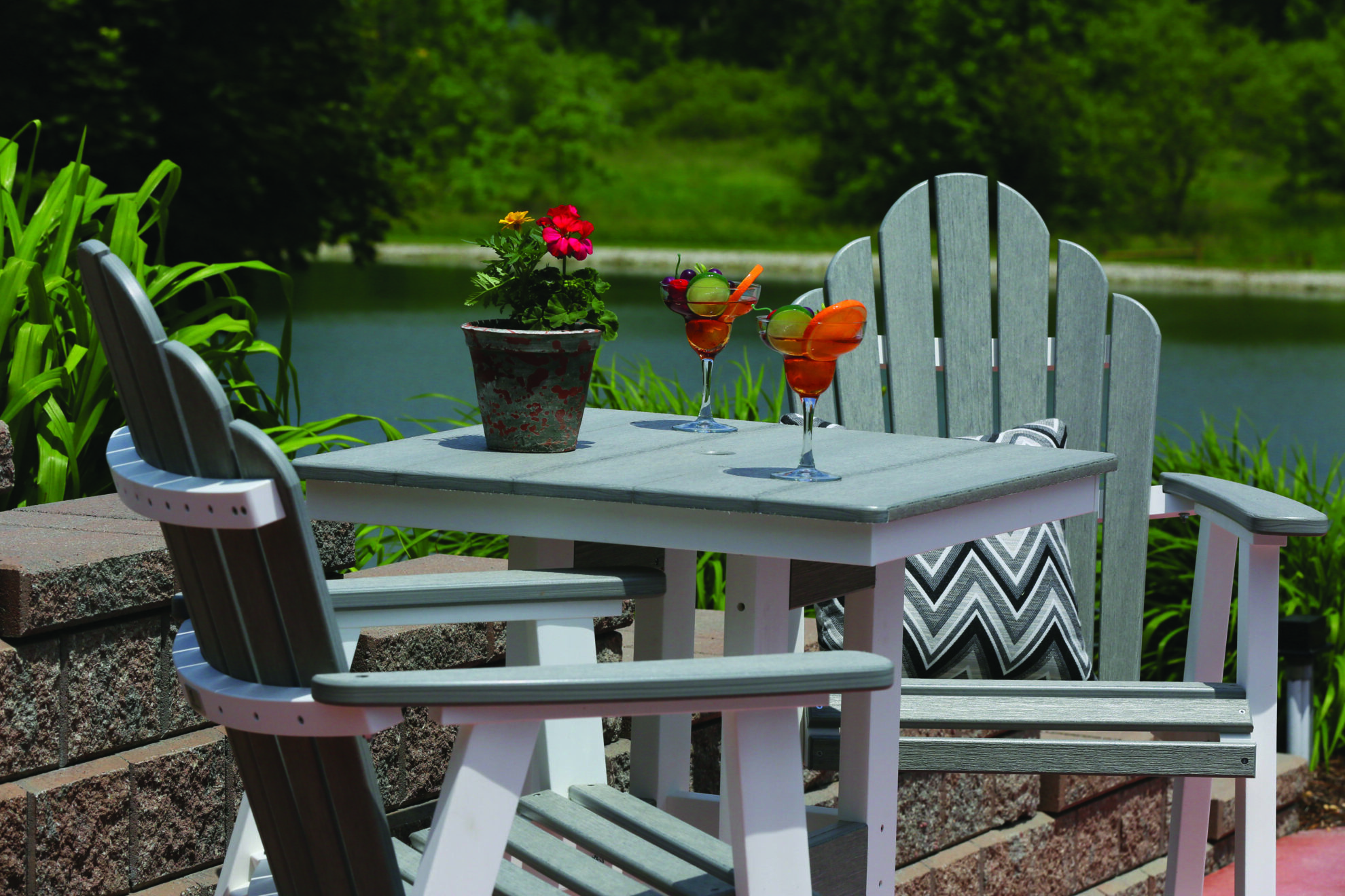 28 Inch Bar Height Garden Classic Table with Cozi Back Bar Chairs