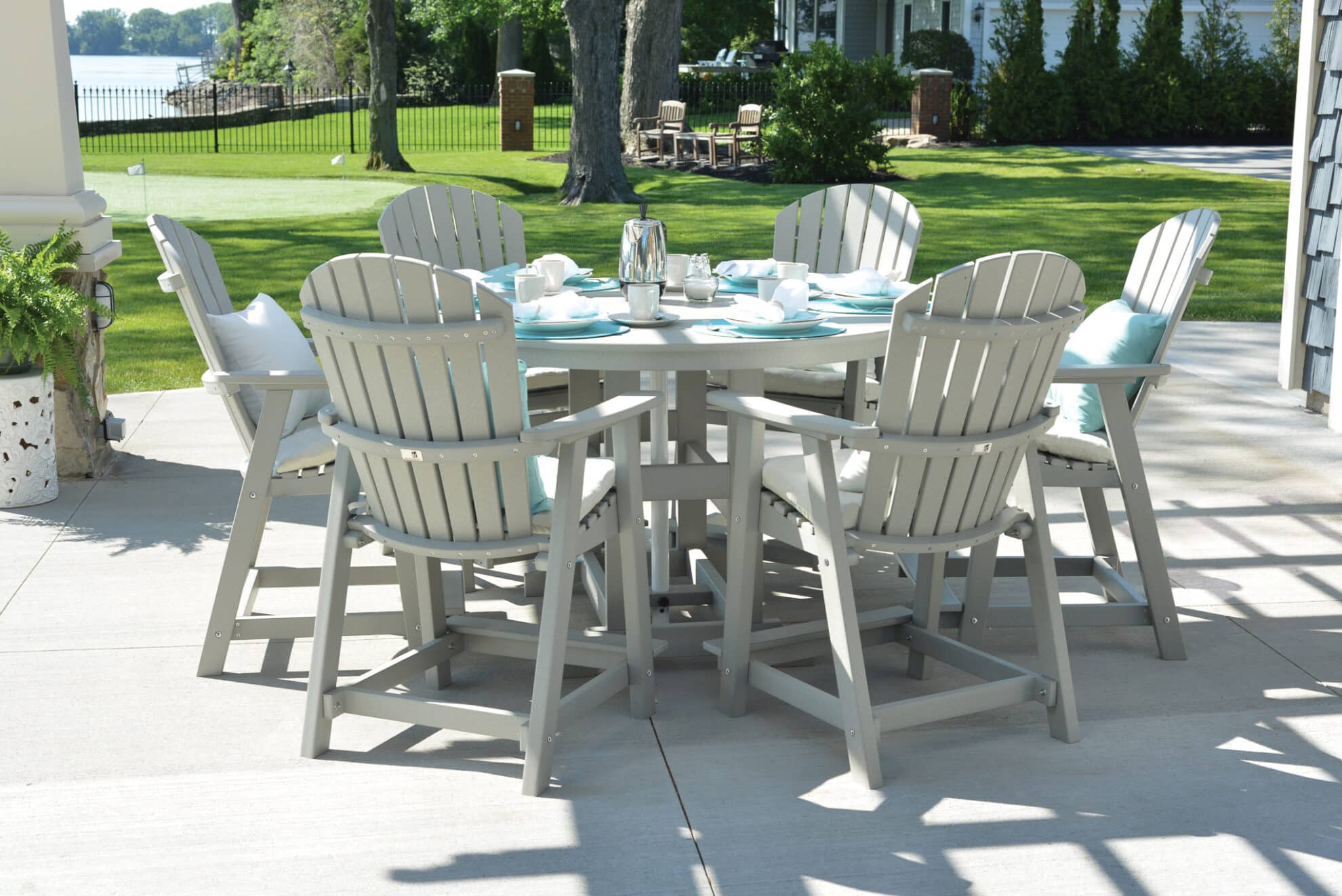 Round outdoor table with comfo back chairs