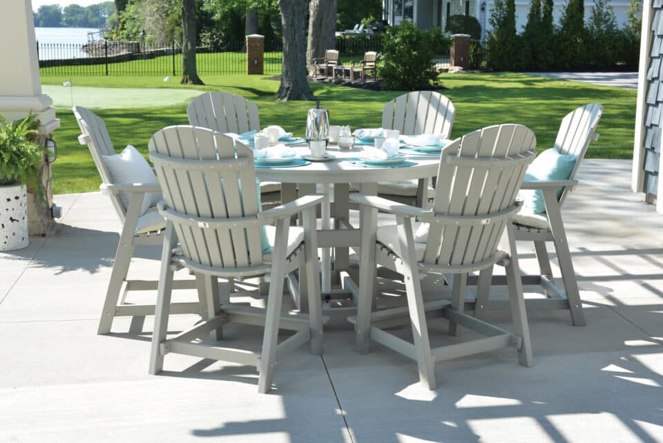 Round outdoor table with comfo back chairs